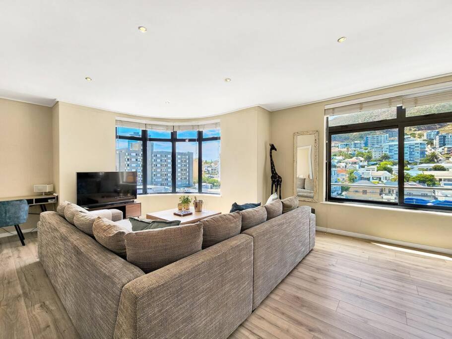 Sunny, Bright, Secure, Pool- Promenade Apartment Kapstadt