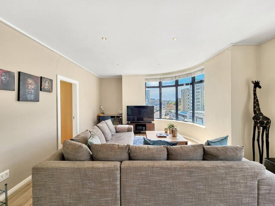 Apartment Sunny, Bright, Secure, Pool- Promenade Cape Town