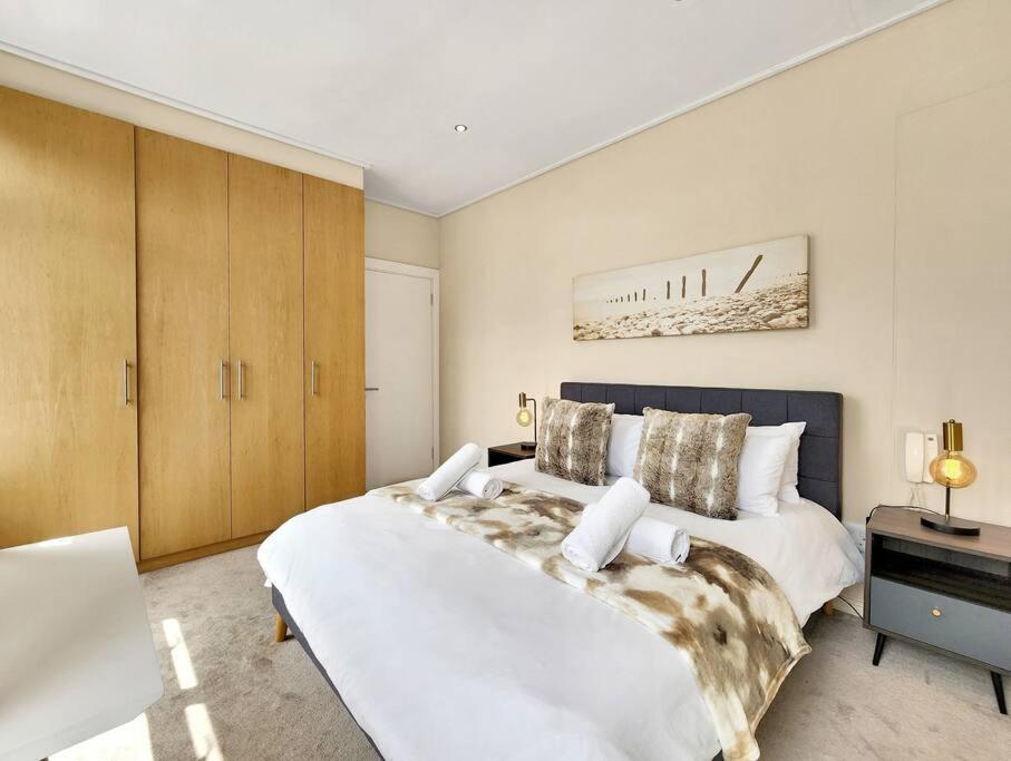 Sunny, Bright, Secure, Pool- Promenade Apartment