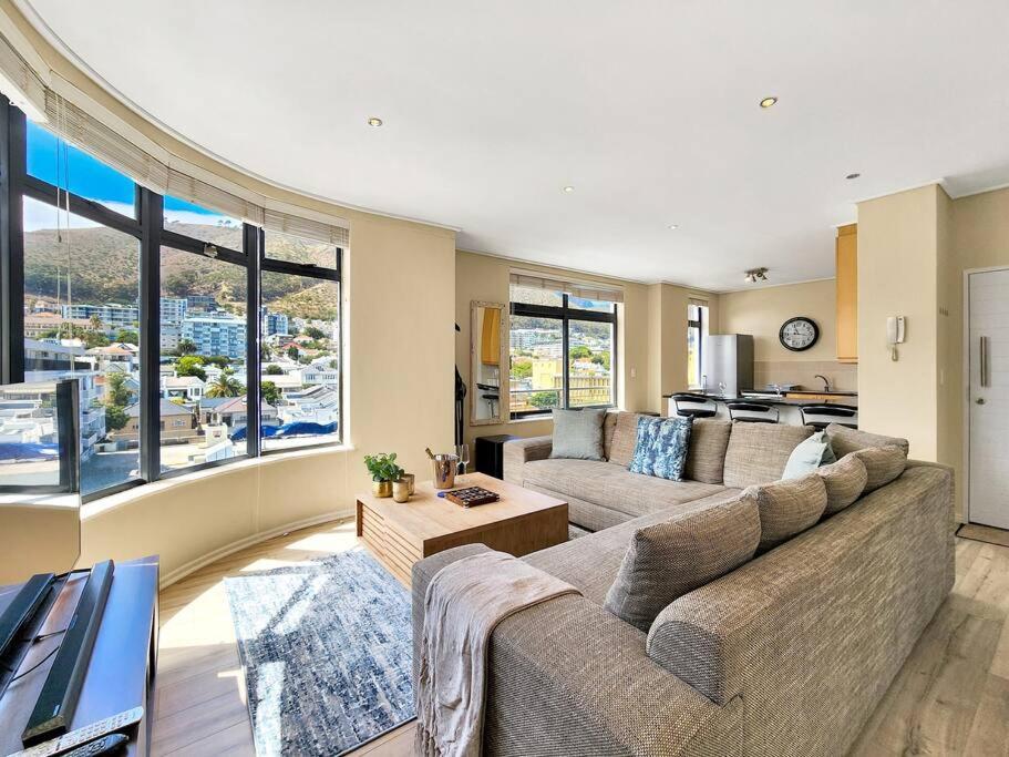 Sunny, Bright, Secure, Pool- Promenade Apartment *