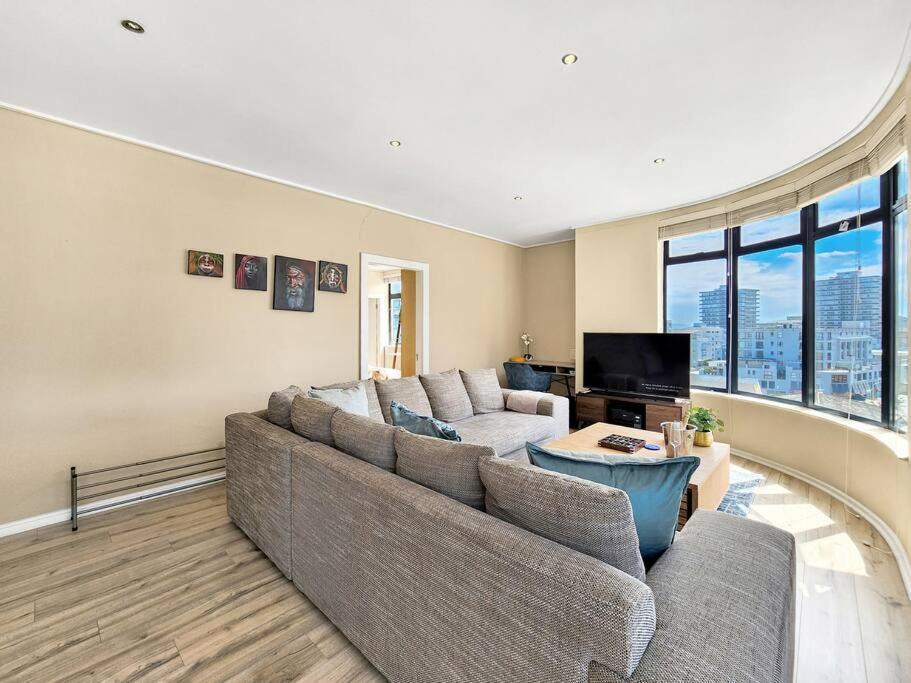 Sunny, Bright, Secure, Pool- Promenade Apartment Cape Town