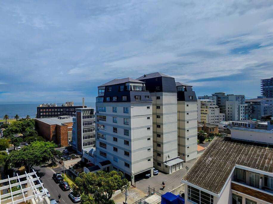 Sunny, Bright, Secure, Pool- Promenade Apartment