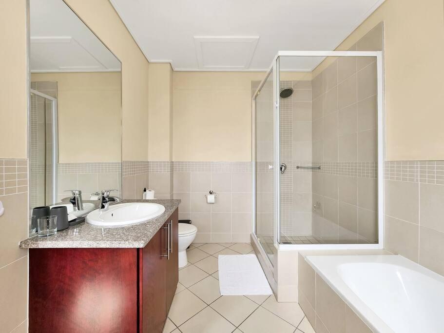 Sunny, Bright, Secure, Pool- Promenade Apartment *