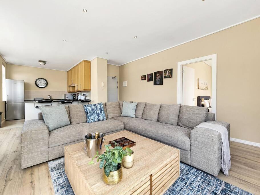 Sunny, Bright, Secure, Pool- Promenade *