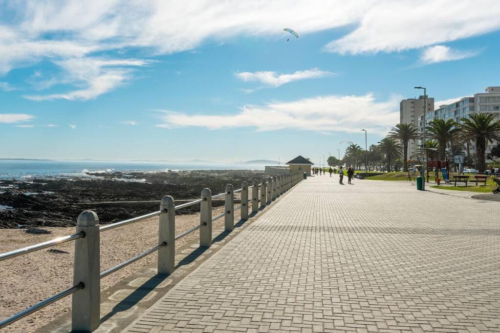 Sunny, Bright, Secure, Pool- Promenade Apartment Cape Town