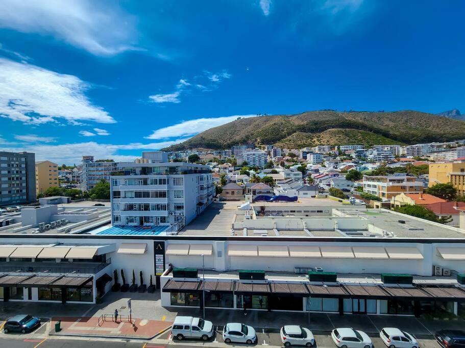 Sunny, Bright, Secure, Pool- Promenade Cape Town