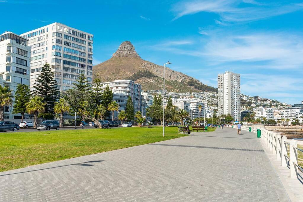Sunny, Bright, Secure, Pool- Promenade Apartment *