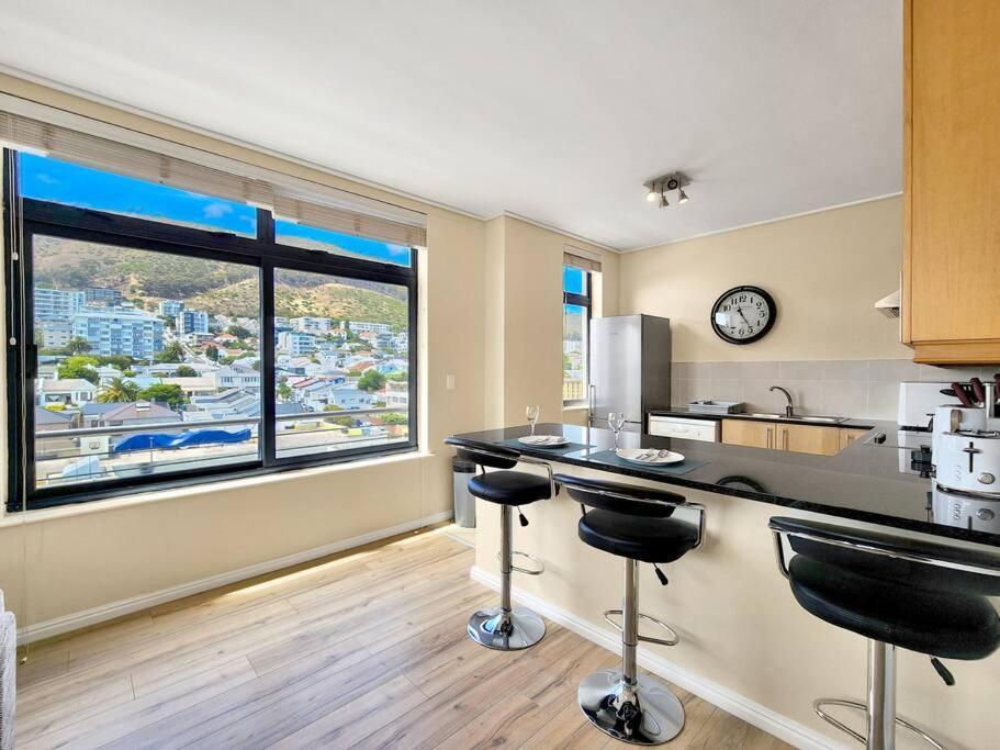 Sunny, Bright, Secure, Pool- Promenade Cape Town