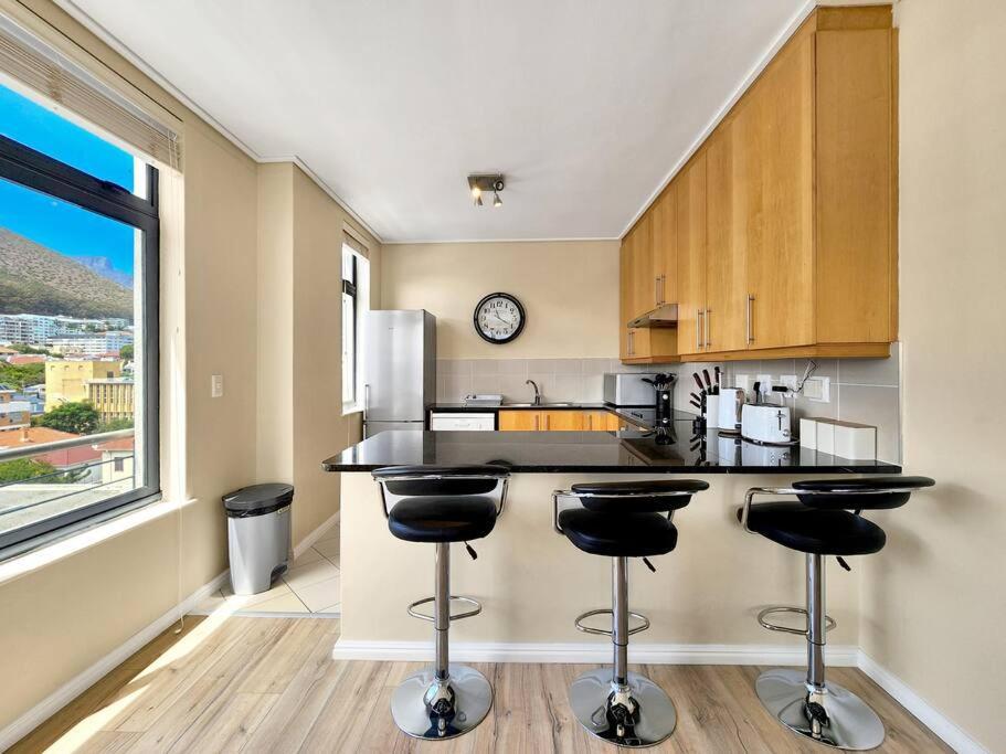 Apartment Sunny, Bright, Secure, Pool- Promenade Cape Town