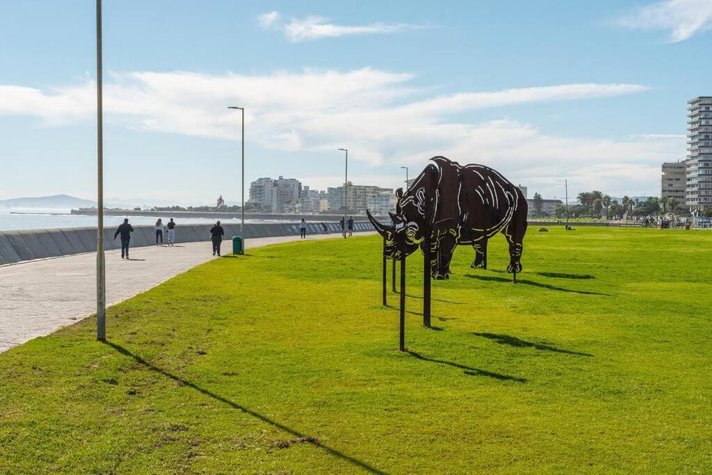 Sunny, Bright, Secure, Pool- Promenade Cape Town
